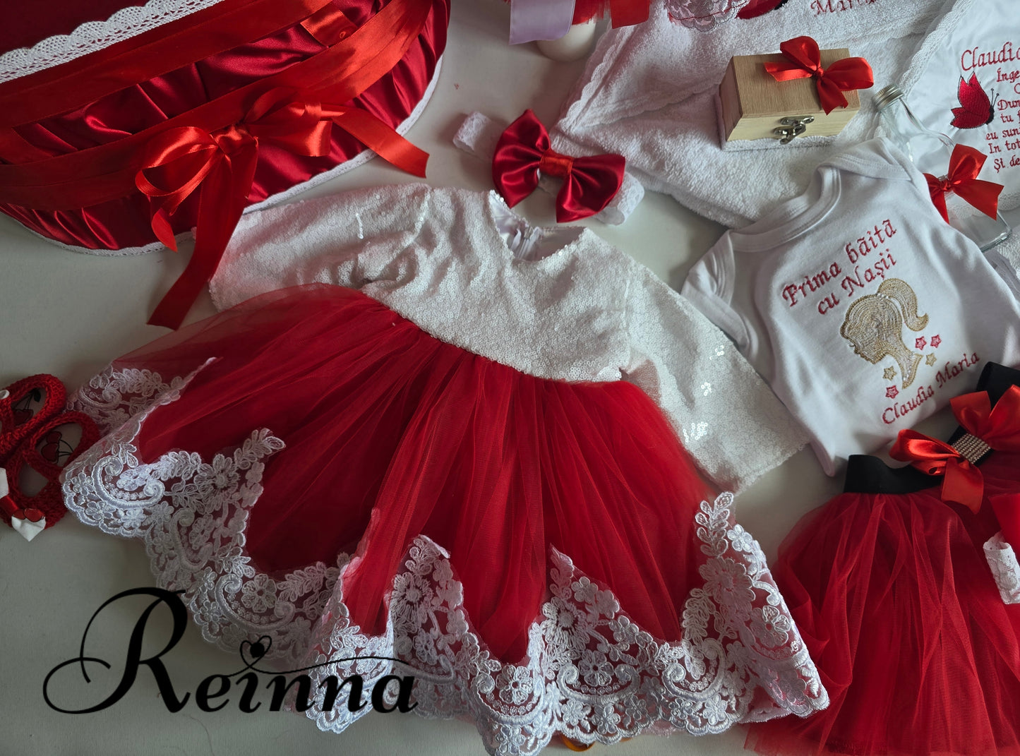 Trusou Botez Fetiță cu Rochiță și Accesorii Brodate