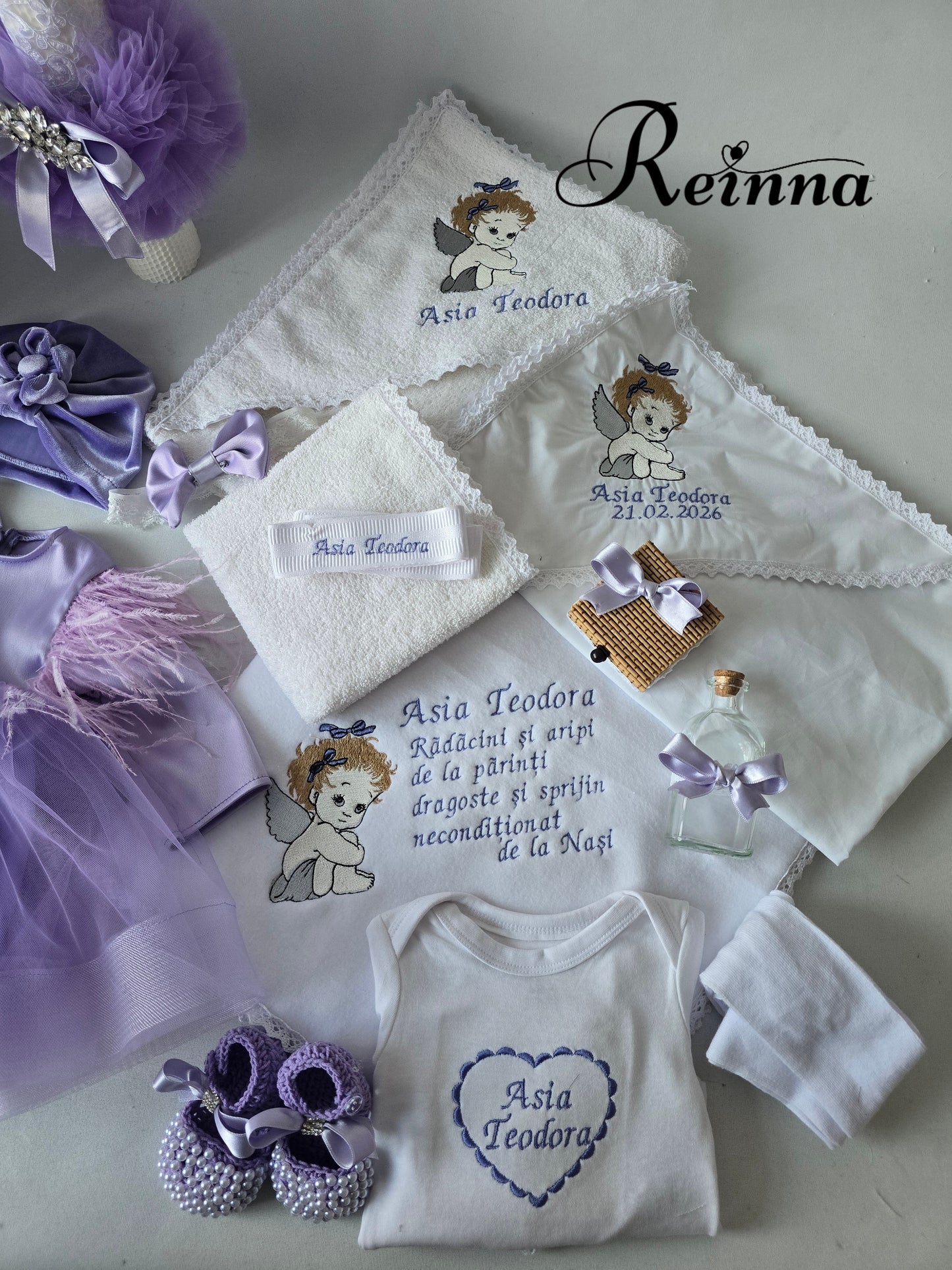 Set botez elegant lila cu rochie cu pene și broderie îngeraș