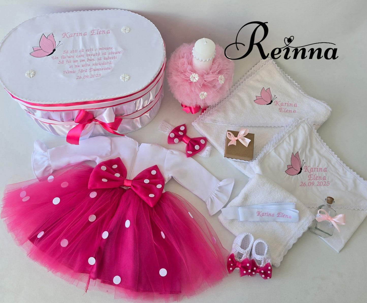 Set botez alb-fuchsia cu broderie fluturași și detalii fine