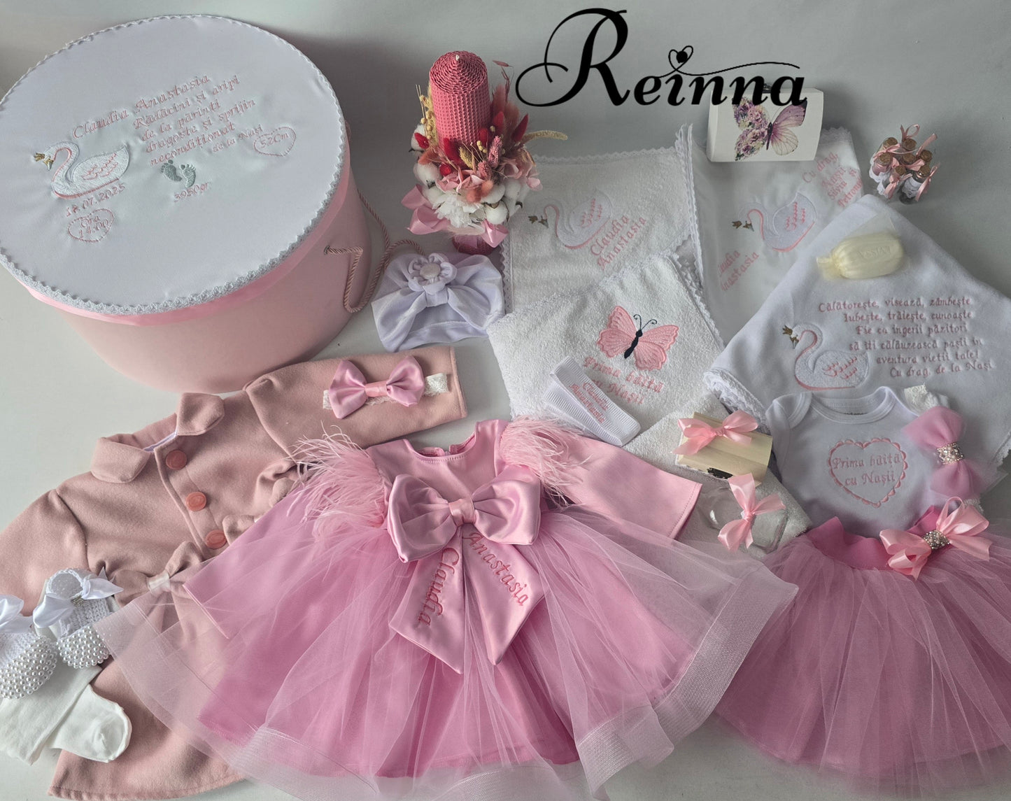 Set Complet Botez Fetiță – Premium & Personalizat (2 Ținute + Trusou + Lumânare + Cufăr)