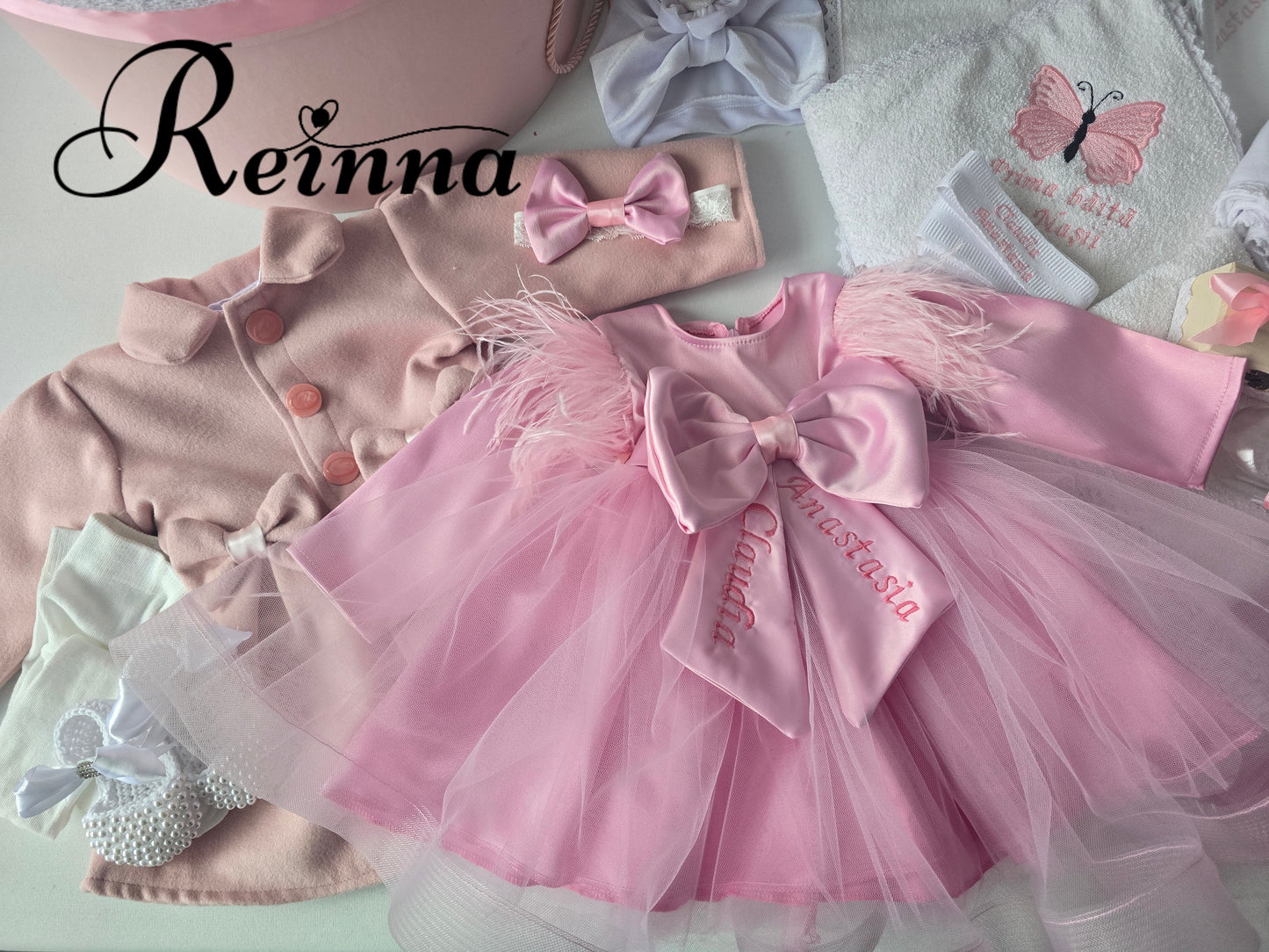 Set Complet Botez Fetiță – Premium & Personalizat (2 Ținute + Trusou + Lumânare + Cufăr)