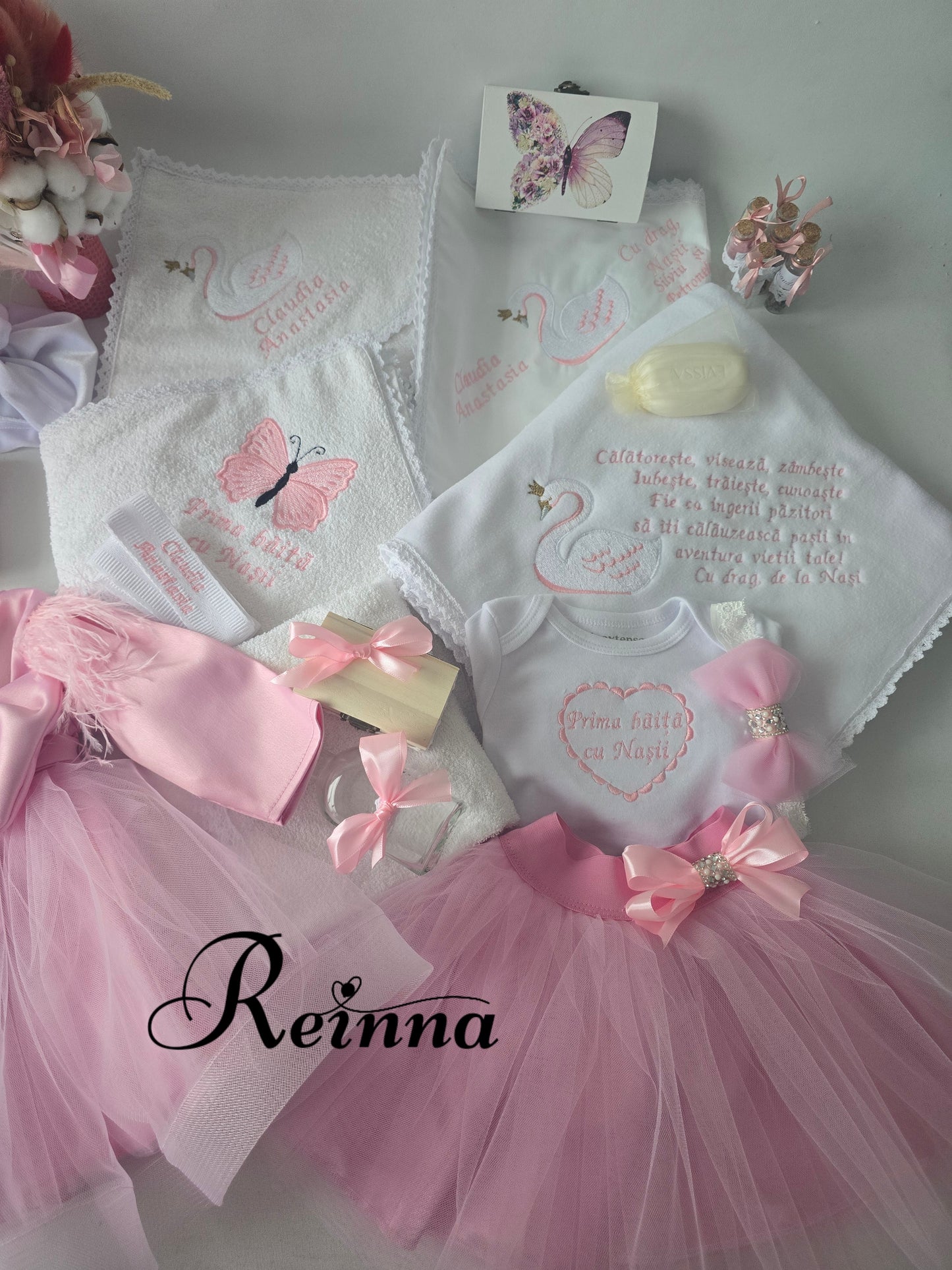 Set Complet Botez Fetiță – Premium & Personalizat (2 Ținute + Trusou + Lumânare + Cufăr)