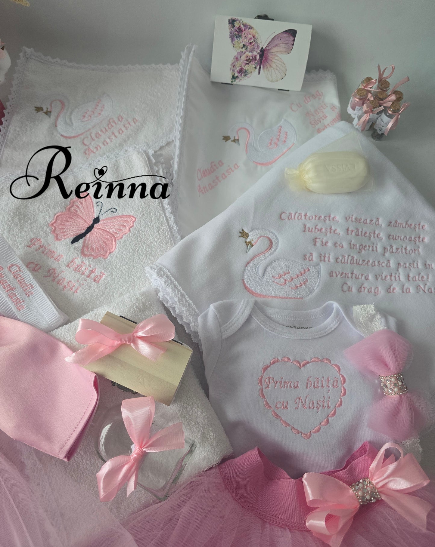 Set Complet Botez Fetiță – Premium & Personalizat (2 Ținute + Trusou + Lumânare + Cufăr)