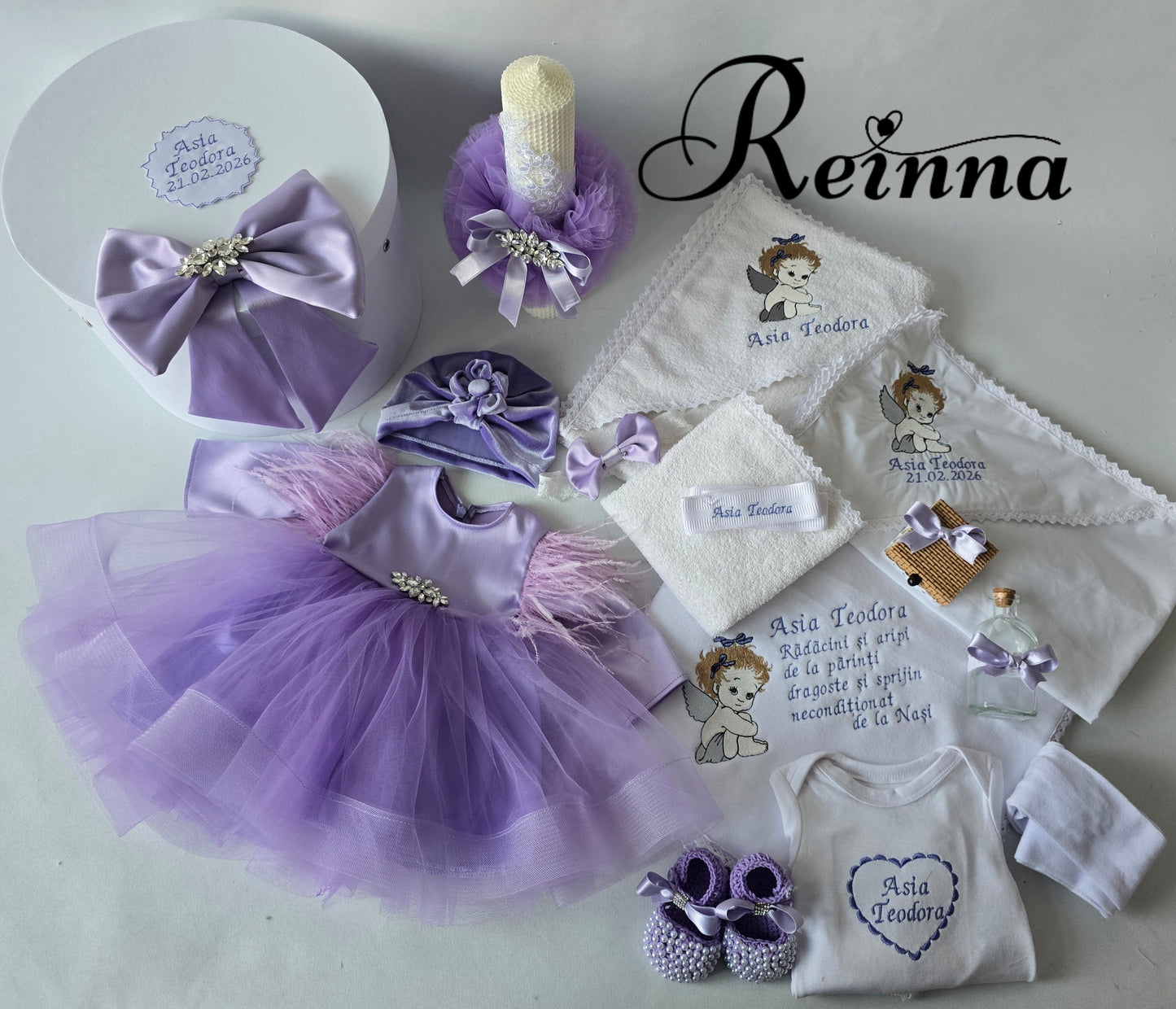 Set botez elegant lila cu rochie cu pene și broderie îngeraș